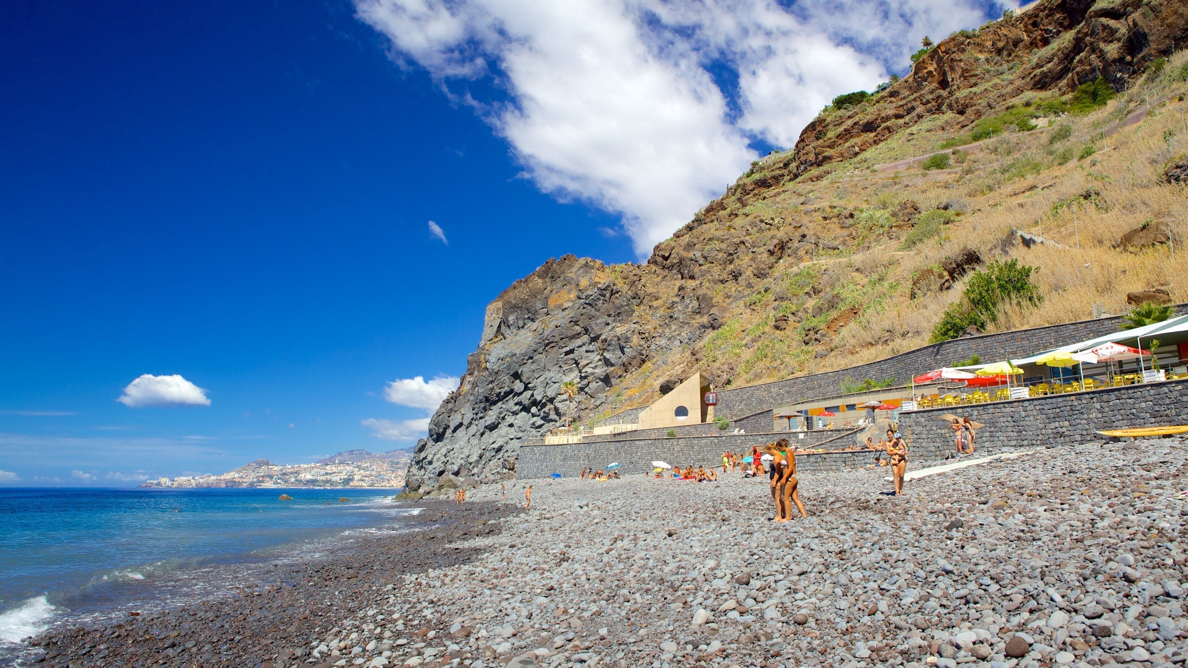 Playa Dos Reis Magos ofreciendo una playa de guijarros y vistas de paisajes
