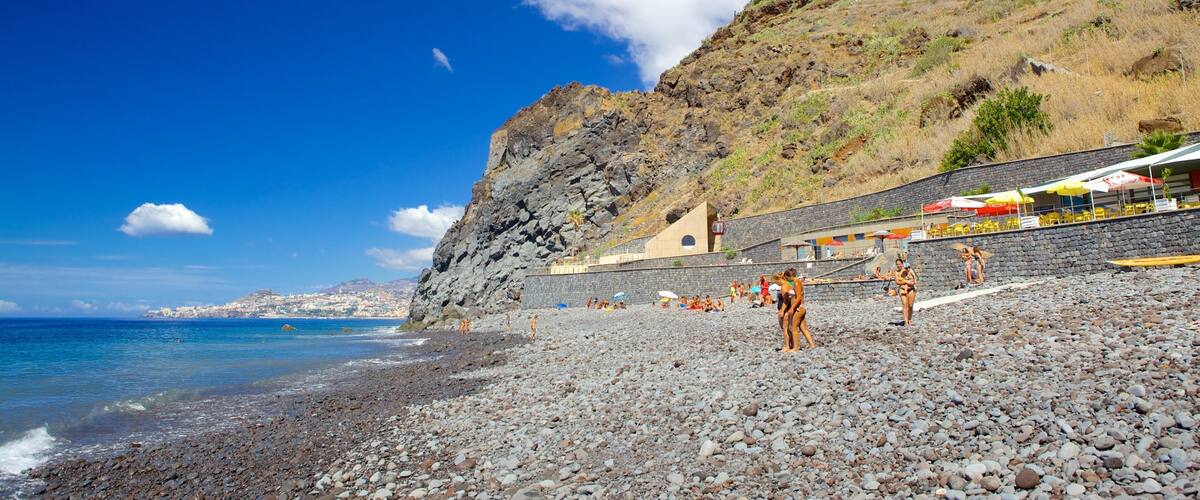 Praia dos Reis Magos toont een kiezelstrand en landschappen
