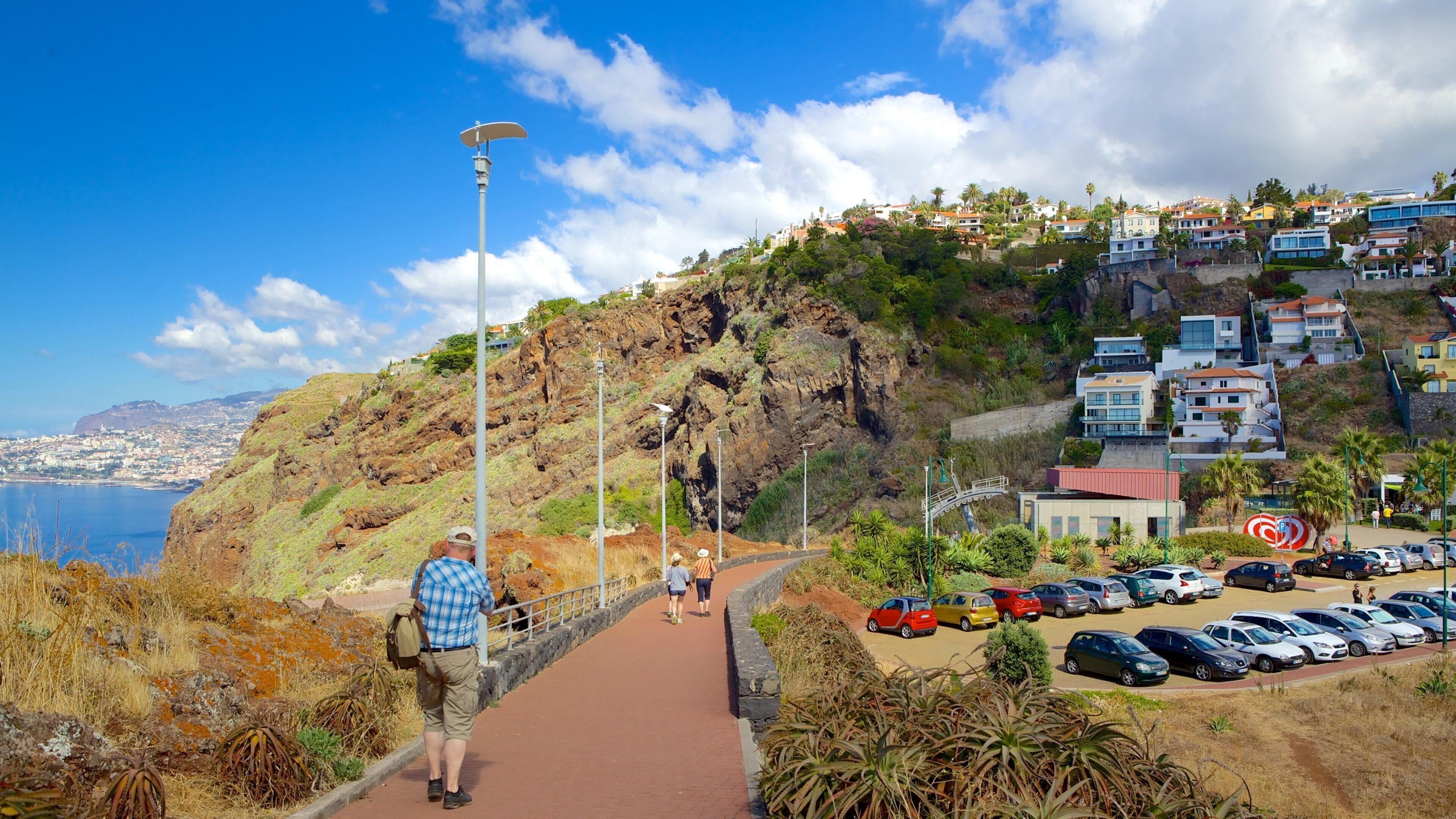Ponta da Oliveira montrant ville côtière aussi bien que homme