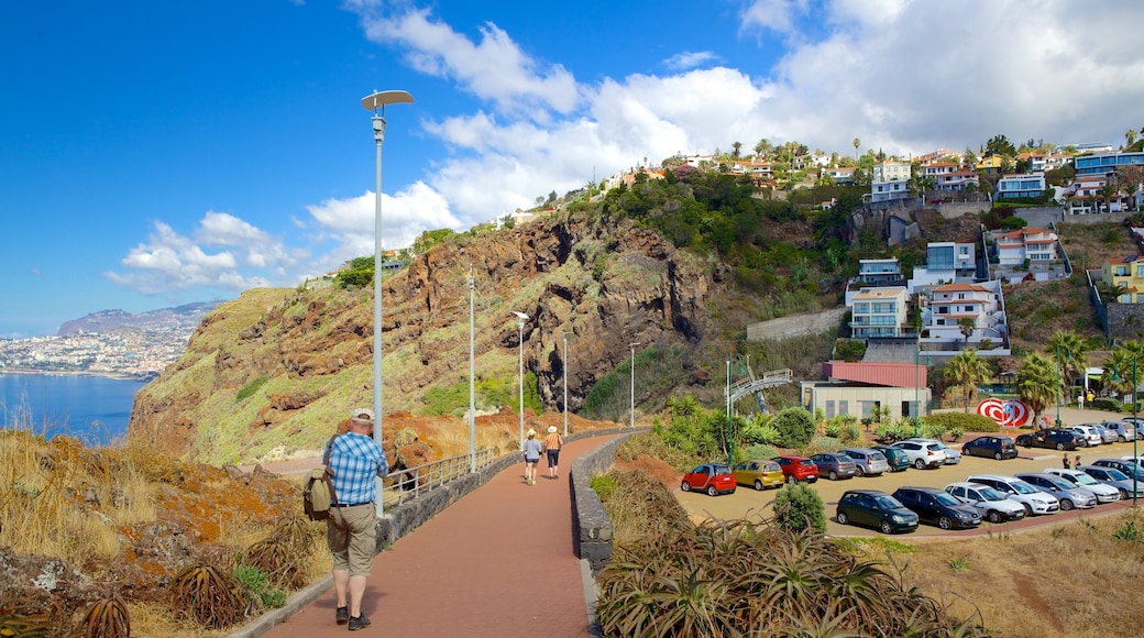 Ponta da Oliveira montrant ville côtière aussi bien que homme