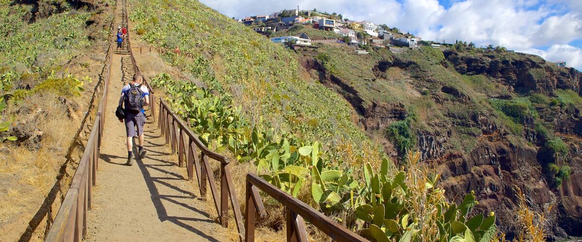 Ponta da Oliveira showing landscape views, hiking or walking and mountains