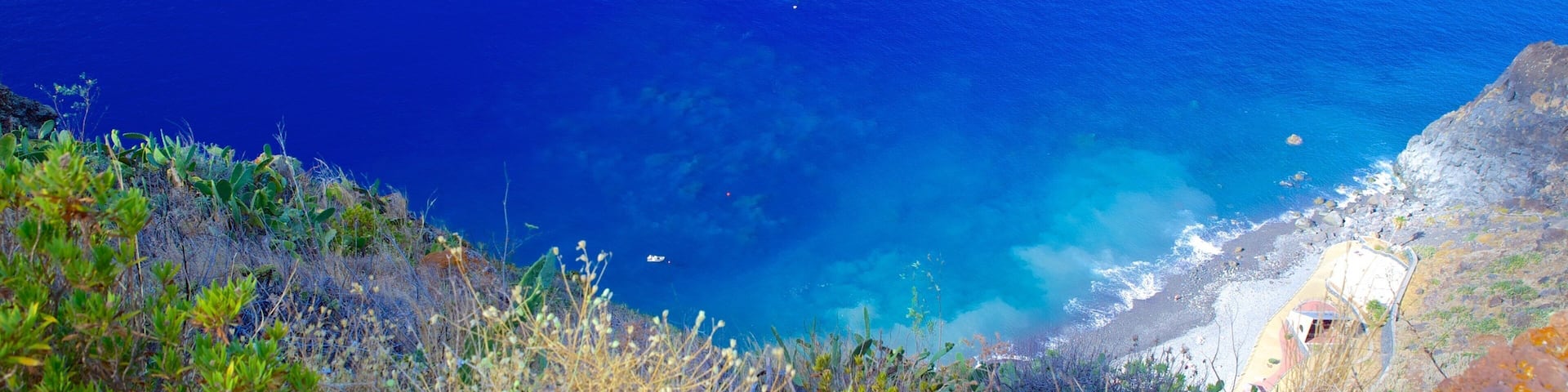 Ponta da Oliveira showing general coastal views and mountains