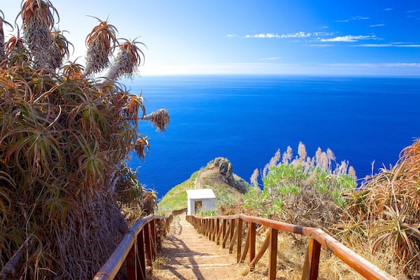 Ponta da Oliveira mit einem allgemeine Küstenansicht und Landschaften