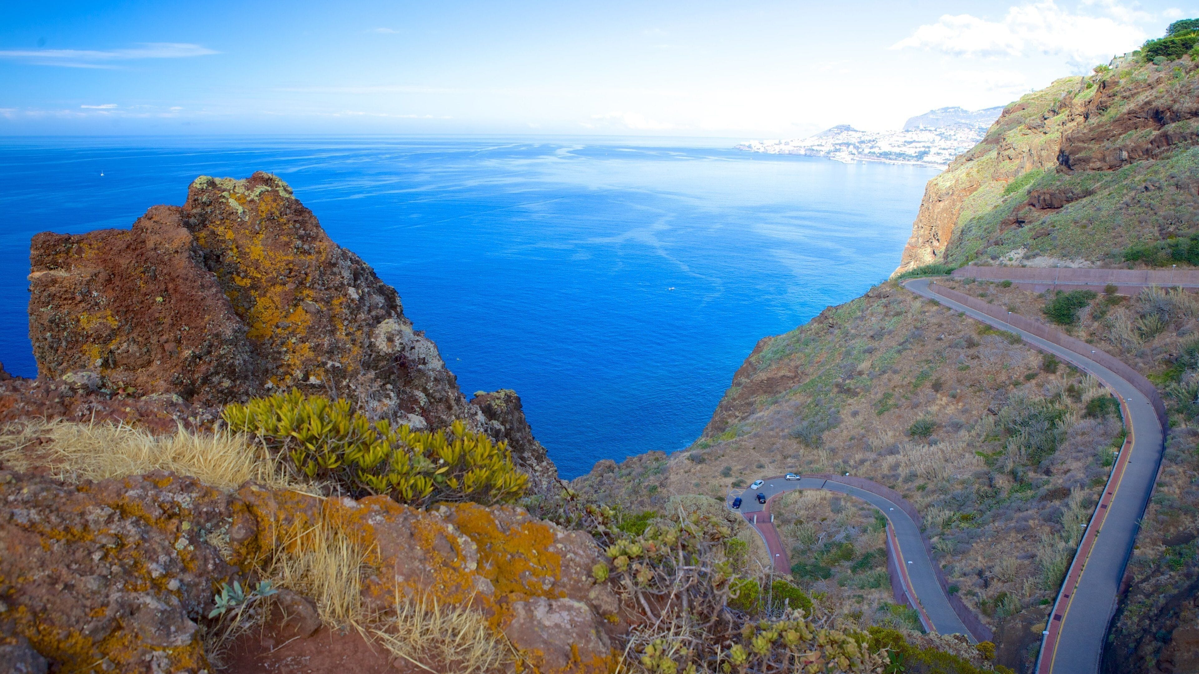 Ponta da Oliveira 其中包括 一般的海岸景觀, 岩岸 和 風景圖