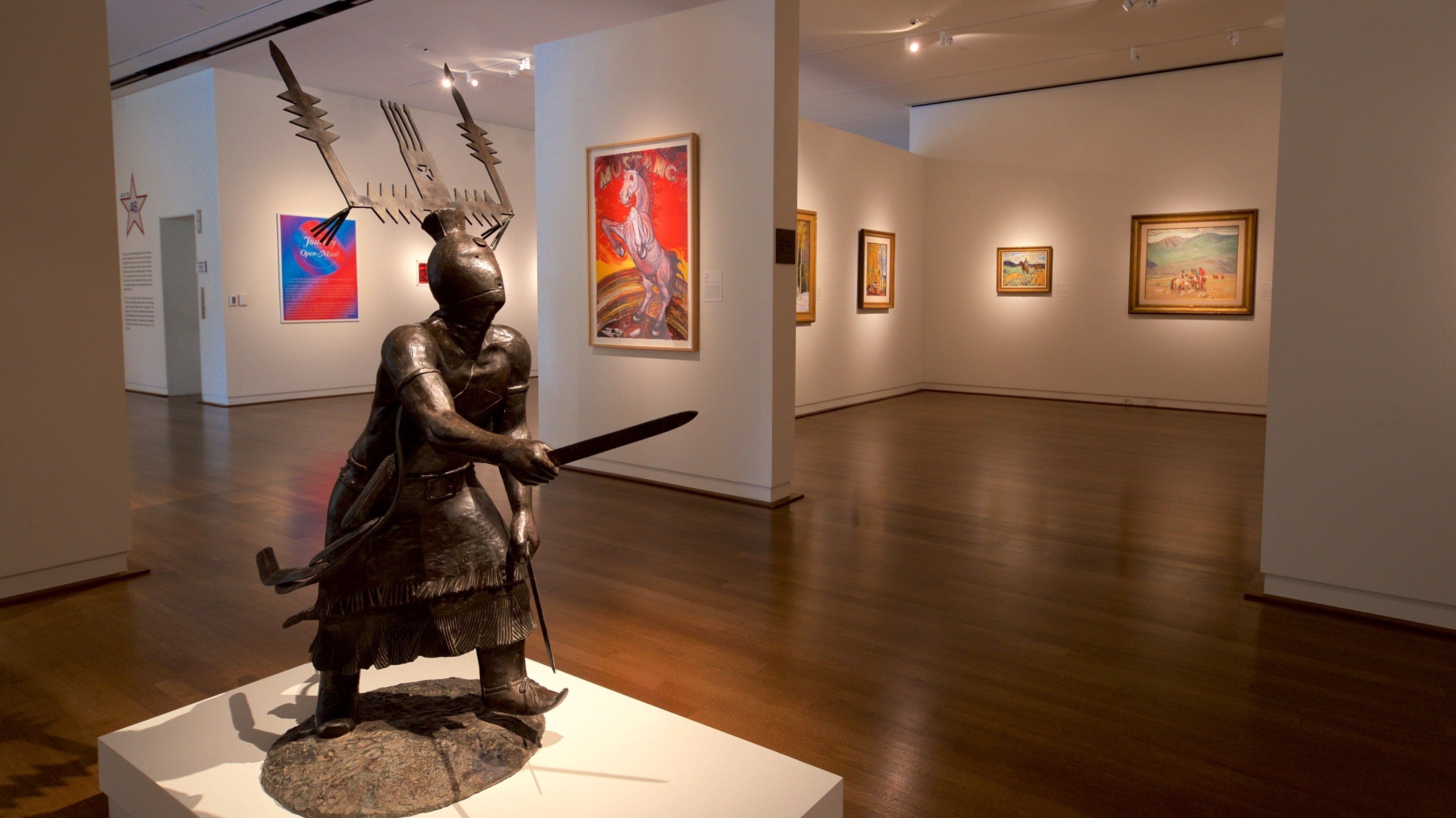 Fred Jones Jr. Museum of Art toont kunst, een standbeeld of beeldhouwwerk en interieur