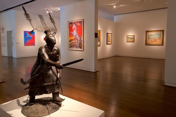 Fred Jones Jr.Museum of Art montrant art, statue ou sculpture et vues intérieures