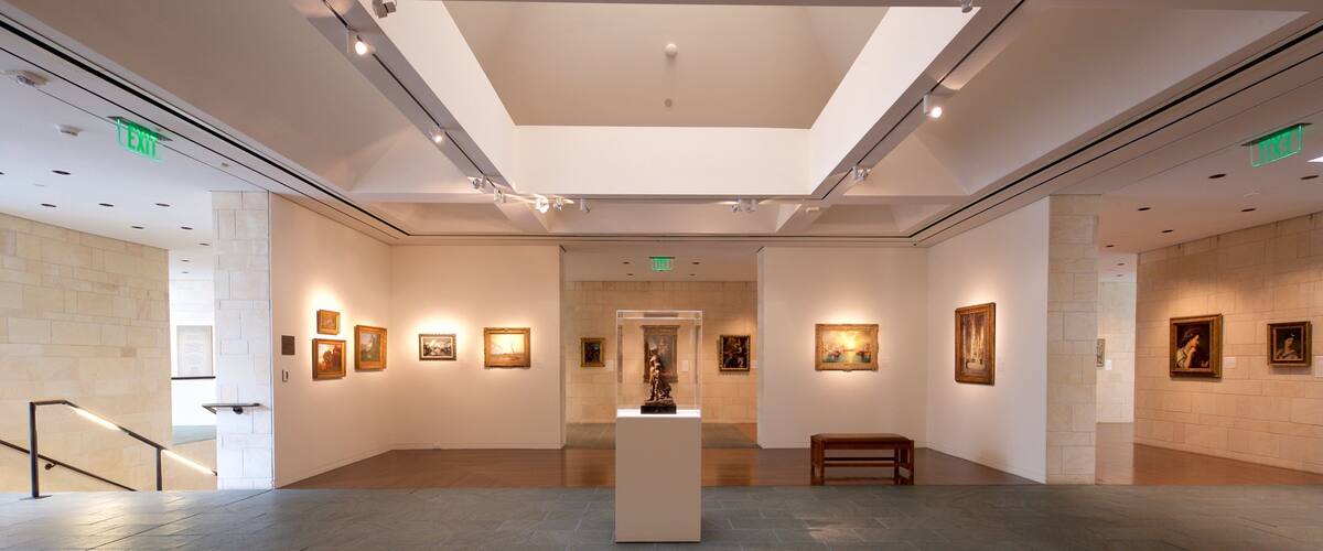 Fred Jones Jr.Museo de Arte mostrando vista interna y arte