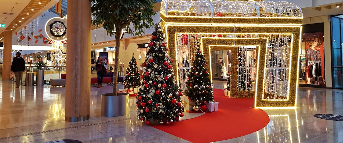 Weihnachtsmarkt und Christbaumschmuck in den Riem Arcaden