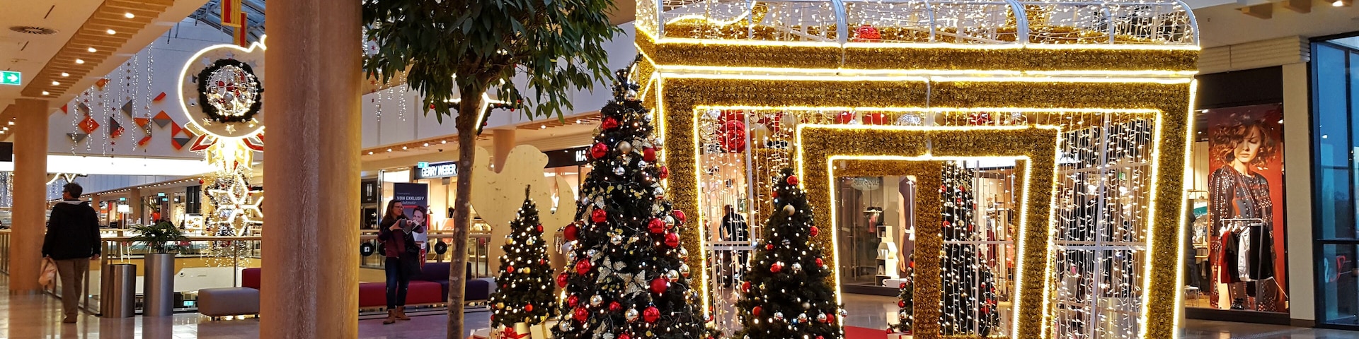 Weihnachtsmarkt und Christbaumschmuck in den Riem Arcaden