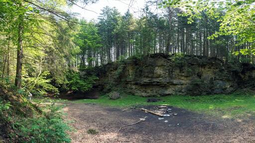 Teilweise bewachsener Nagelfluhsteinbruch im Gleißental, zwischenzeitlich auch als Klettergarten und Film-Location genutzt. Mit Überresten von hier nicht gestatteten Grillabenden.