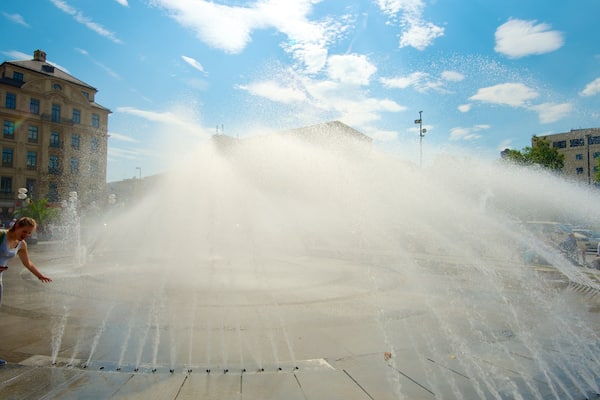 Karlsplatz/Stachus das einen Platz oder Plaza, Stadt und Springbrunnen