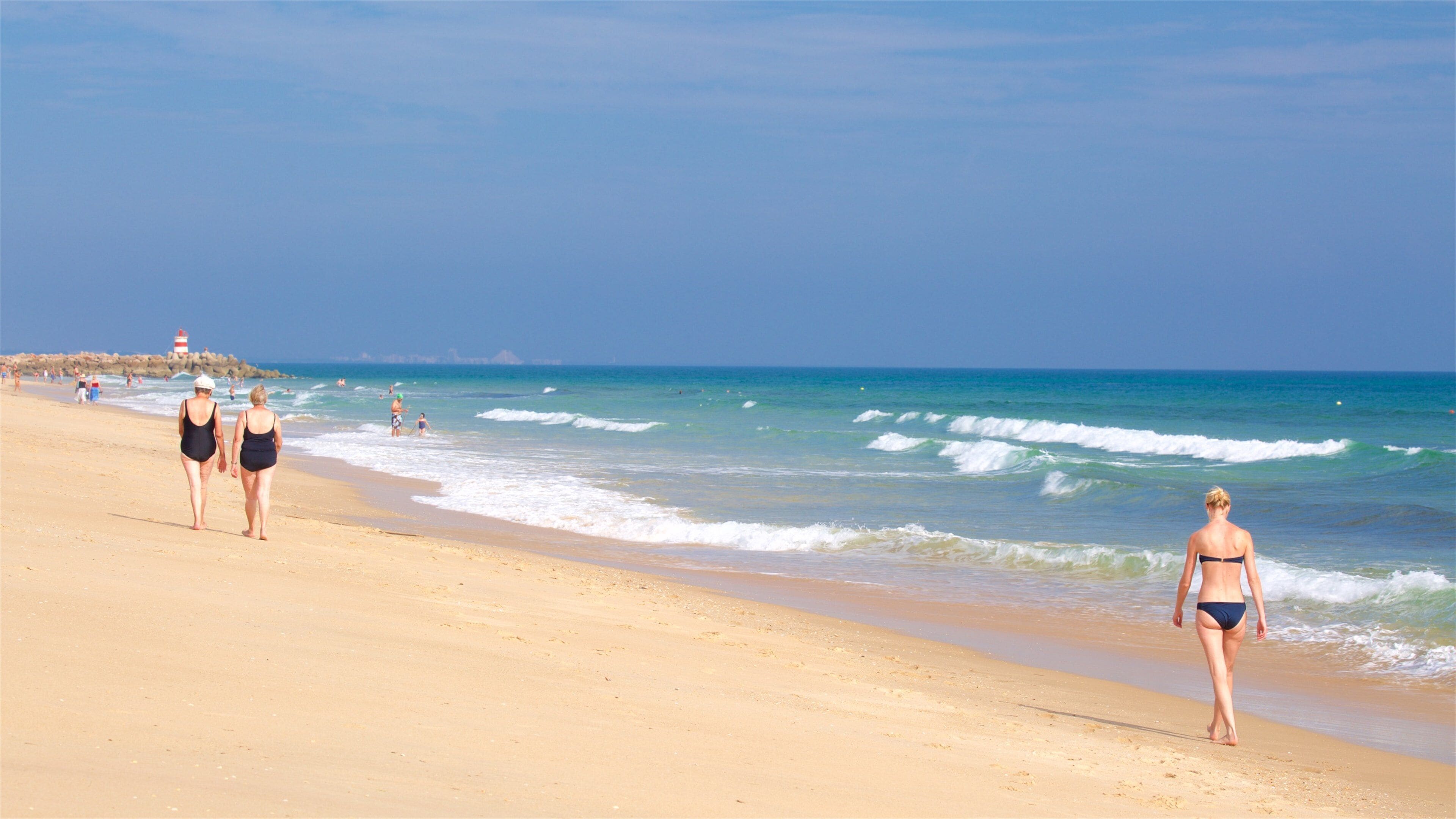 Ilha de Tavira Beach 呈现出 一般的海岸景觀 和 沙灘 以及 一個女性