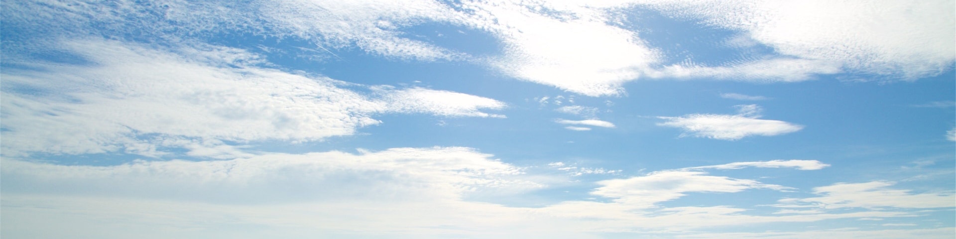 Praia da Terra Estreita mostrando paisagens litorâneas e uma praia assim como um pequeno grupo de pessoas