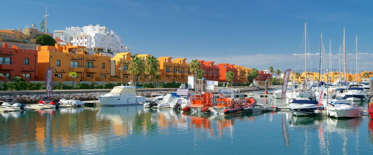 Portimao smÄbÄtshamn presenterar en hamn eller havsbukt