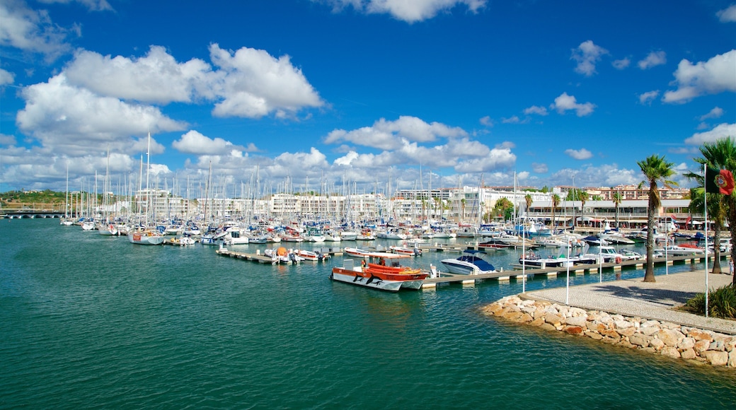 Marina de Lagos que incluye una bahía o un puerto