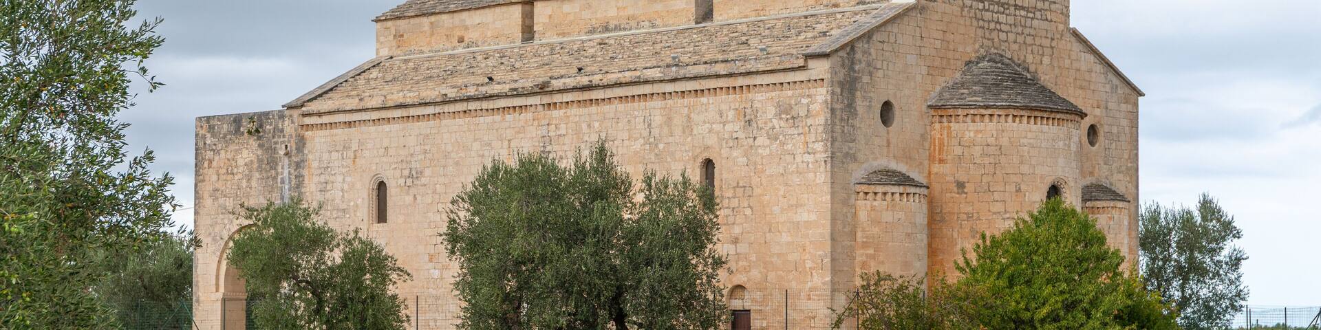 Abbazia Ognissanti Di Cuti, joyau isolé au milieu des champs, une des églises à trois coupoles les mieux conservées, à proximité de la ville de Valenzano, dans les Pouilles, Italie