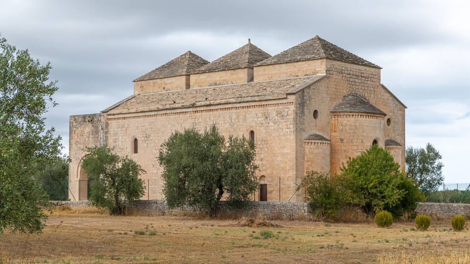 Abbazia Ognissanti Di Cuti, joyau isolé au milieu des champs, une des églises à trois coupoles les mieux conservées, à proximité de la ville de Valenzano, dans les Pouilles, Italie