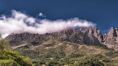 Una cordillera con un edificio en primer plano.