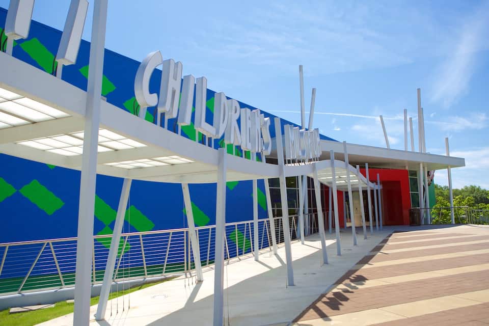 Un edificio moderno con un mural azul y verde y la inscripción