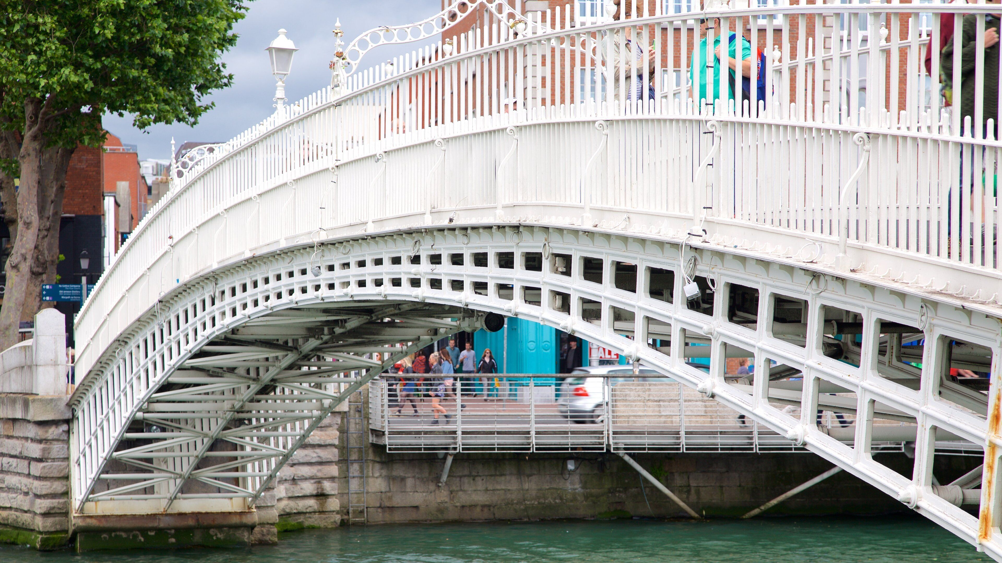Ha\'penny Bridge qui includes rivière ou ruisseau, pont et ville