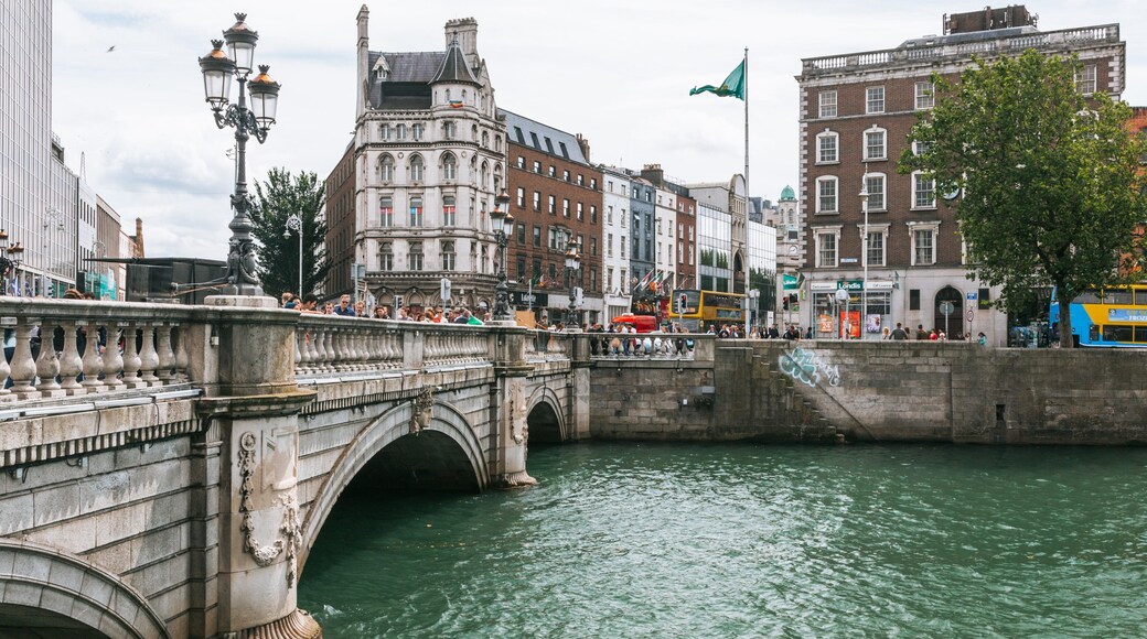 O\'Connell Bridge showing a city, a river or creek and a bridge