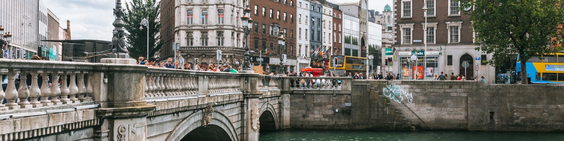 O\'Connell Bridge showing a city, a river or creek and a bridge