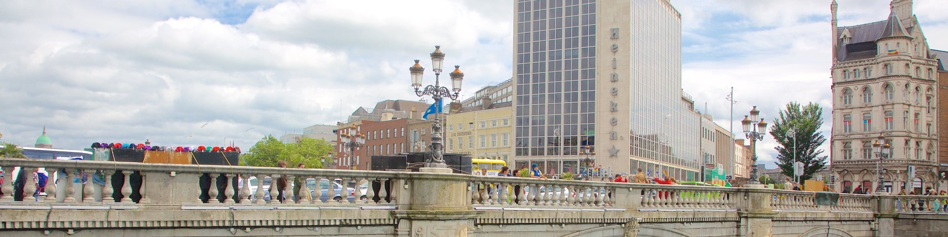 Puente O\'Connell mostrando un río o arroyo, un puente y una ciudad