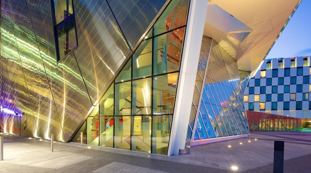 Bord Gais Energy Theatre mostrando arquitectura moderna y escenas de teatro