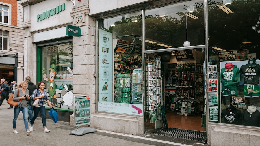 O\'Connell Street featuring street scenes as well as a couple