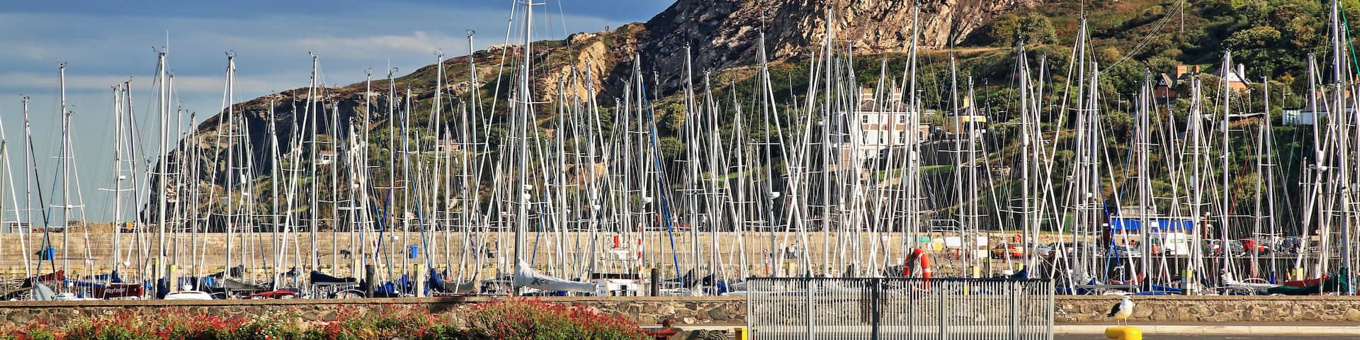 Hafen in Howth Harbour bei Dublin mit einer grossen Anzahl an Segelbooten