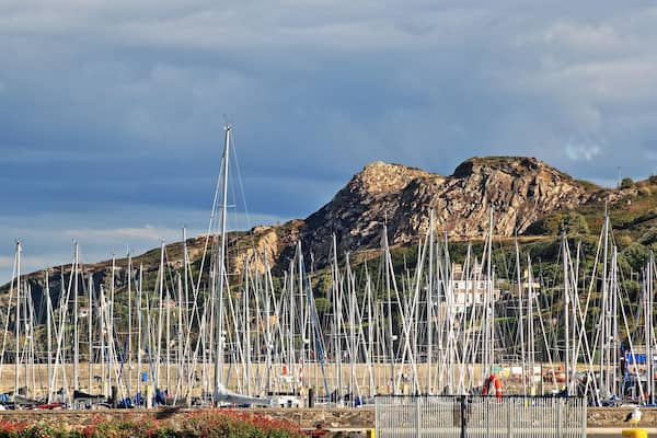 Hafen in Howth Harbour bei Dublin mit einer grossen Anzahl an Segelbooten