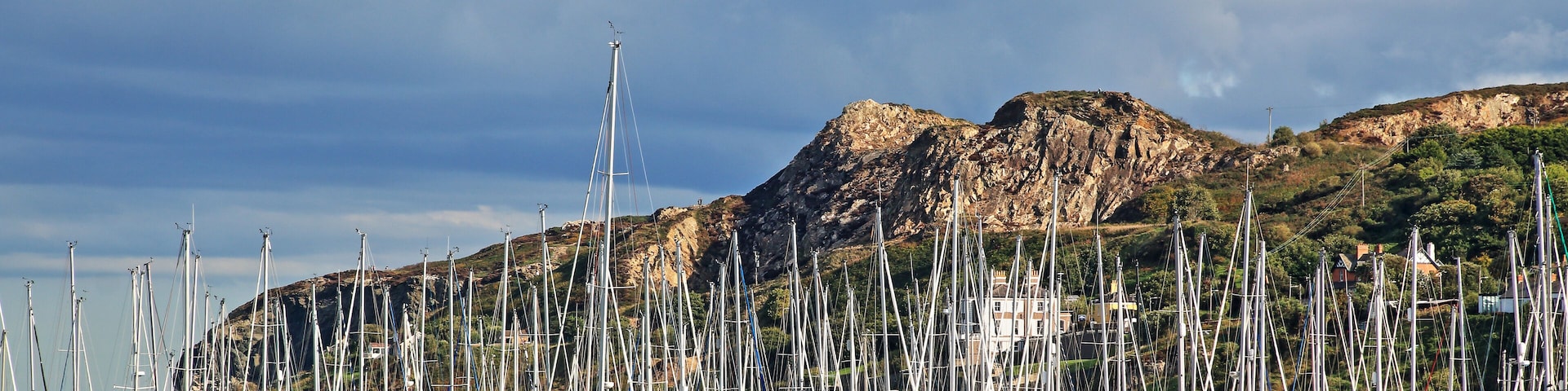 Hafen in Howth Harbour bei Dublin mit einer grossen Anzahl an Segelbooten