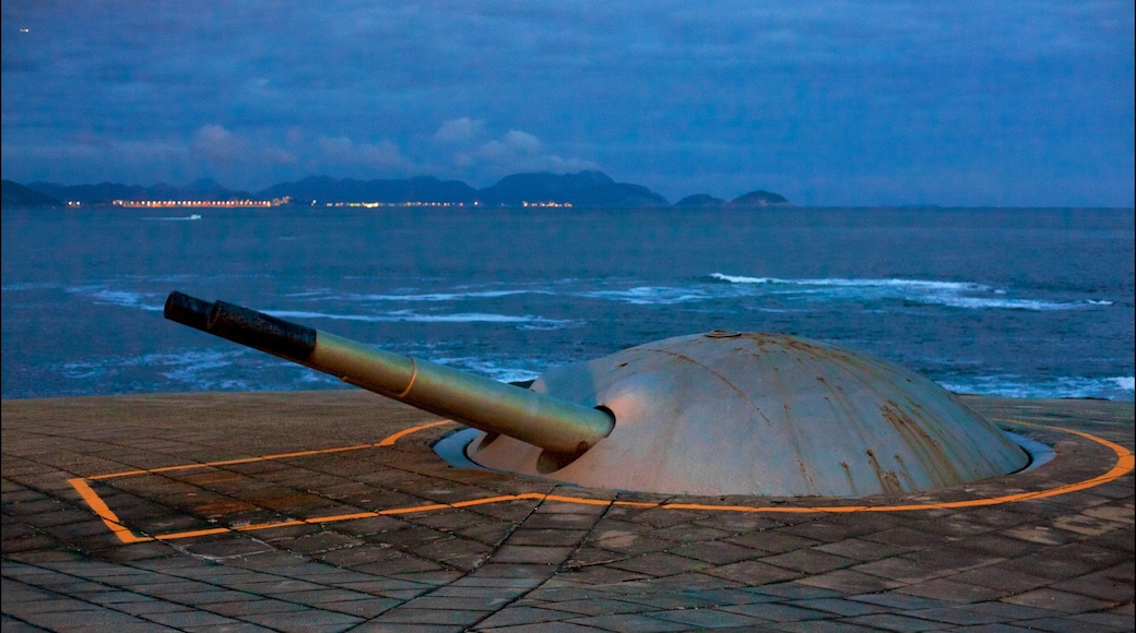 Copacabanan linnoitus johon kuuluu yleiset rantanäkymät ja perintökohteet