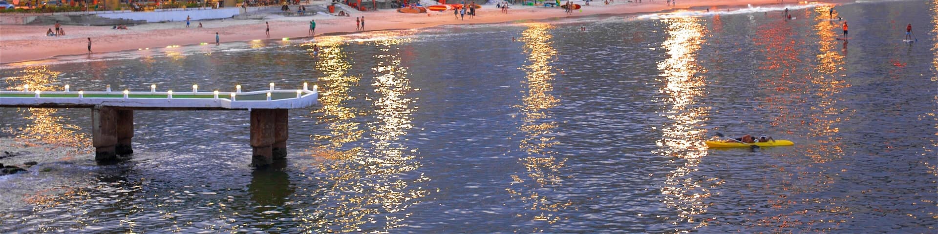 Copacabanan linnoitus johon kuuluu yleiset rantanäkymät ja kaupunki