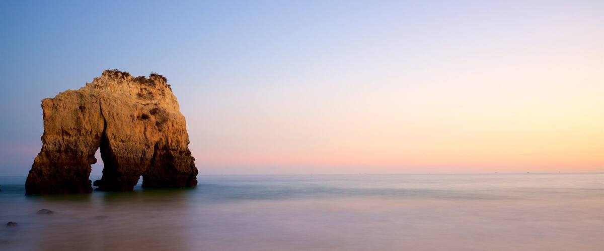 Tres Irmaos stranden som inkluderar kustutsikter, en strand och klippig kustlinje