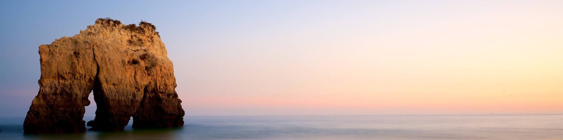 Plage de Tres Irmaos montrant plage de sable, coucher de soleil et côte rocheuse