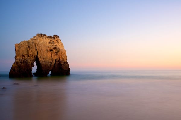 Plage de Tres Irmaos montrant plage de sable, coucher de soleil et côte rocheuse