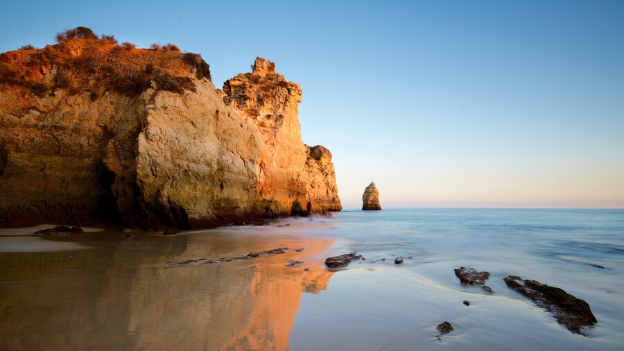 Tres Irmaos Beach which includes general coastal views, rocky coastline and a beach