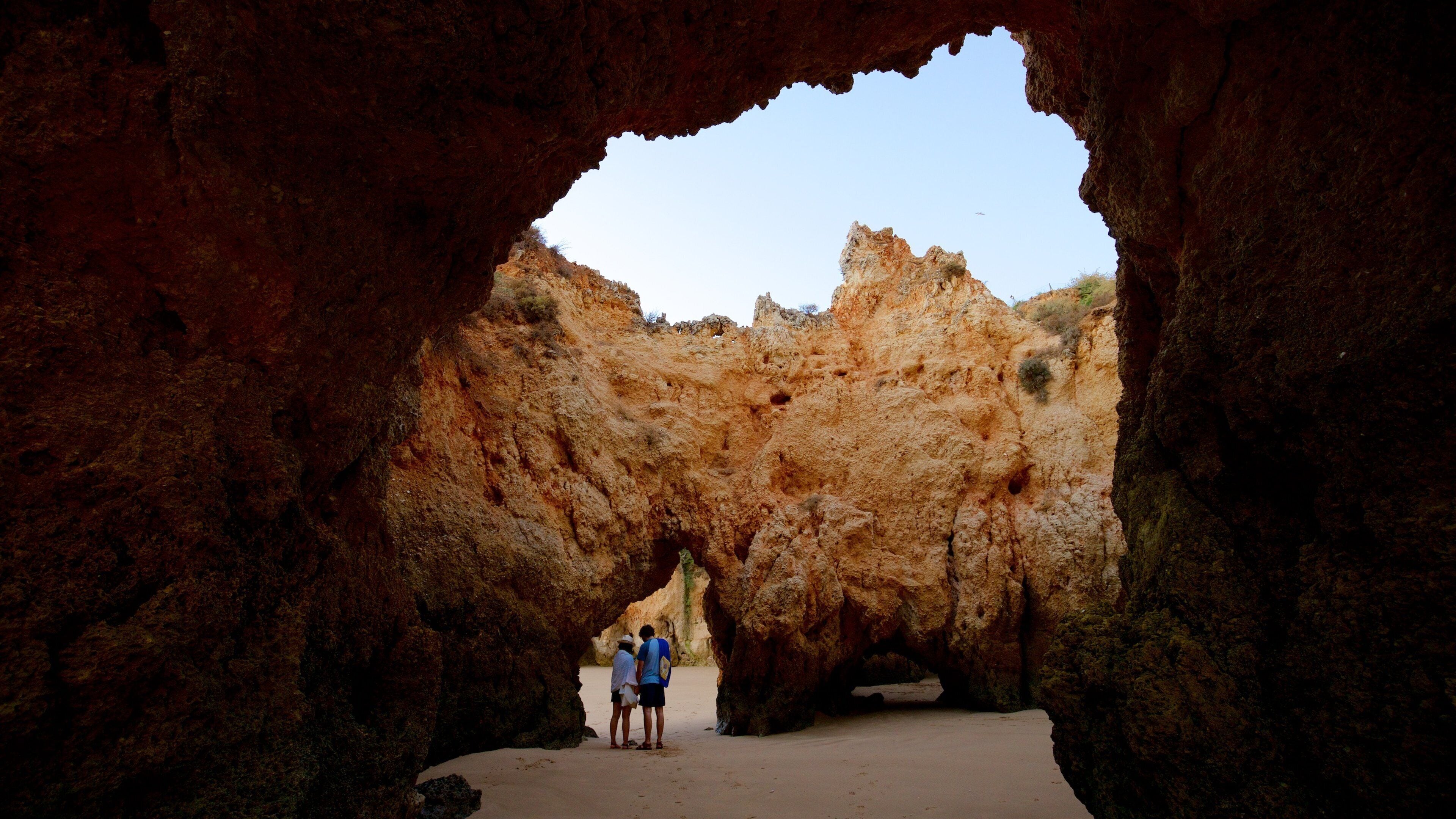 Una formación rocosa natural con la entrada a una cueva.