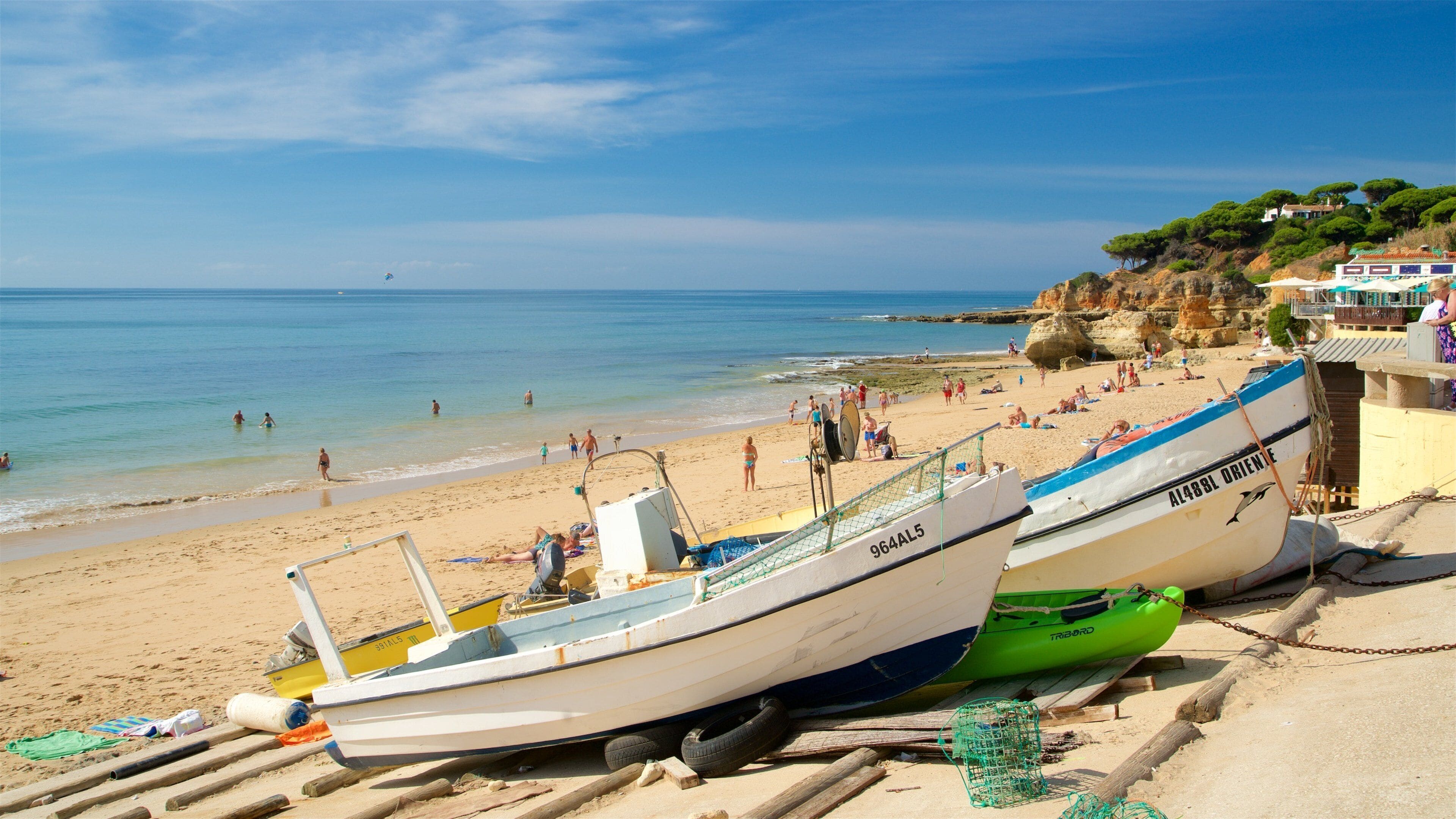 Olhos D\'Agua-stranden som inkluderer svømming, sandstrand og kyst