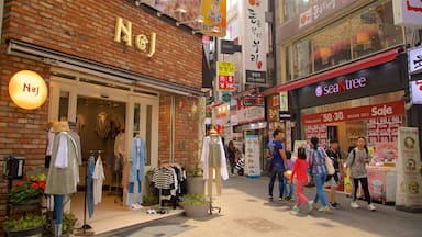Myeongdong johon kuuluu ostokset sekä pieni ryhmä ihmisiä