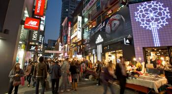 Myeongdong presenterar en stad, shopping och gatuliv