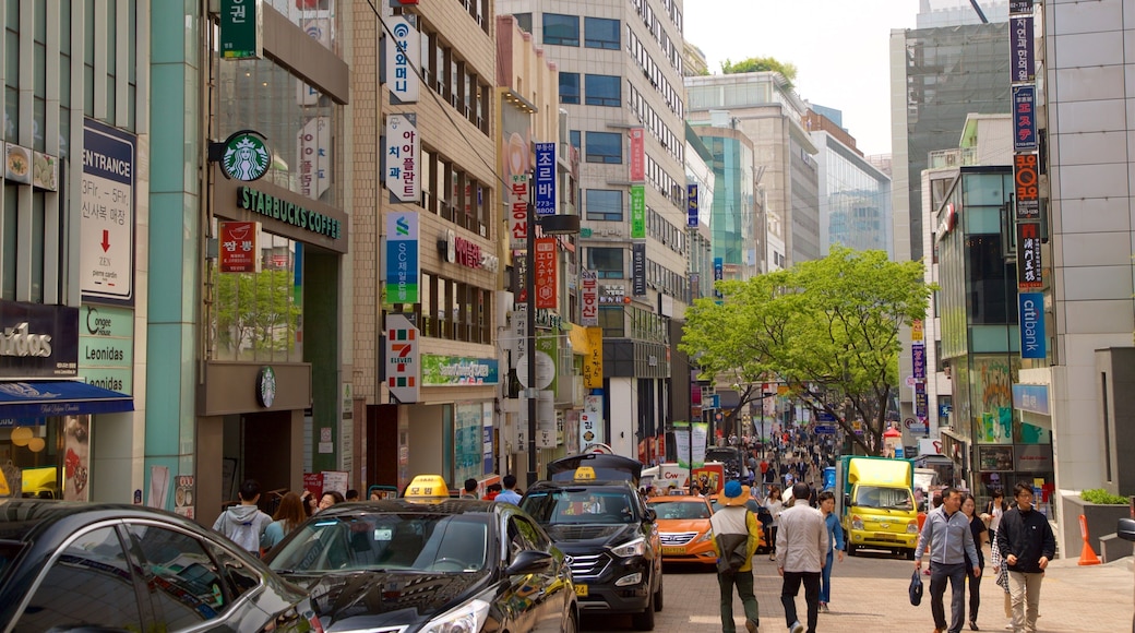 Myeongdong que incluye vistas a la ciudad y una ciudad y también un pequeño grupo de personas