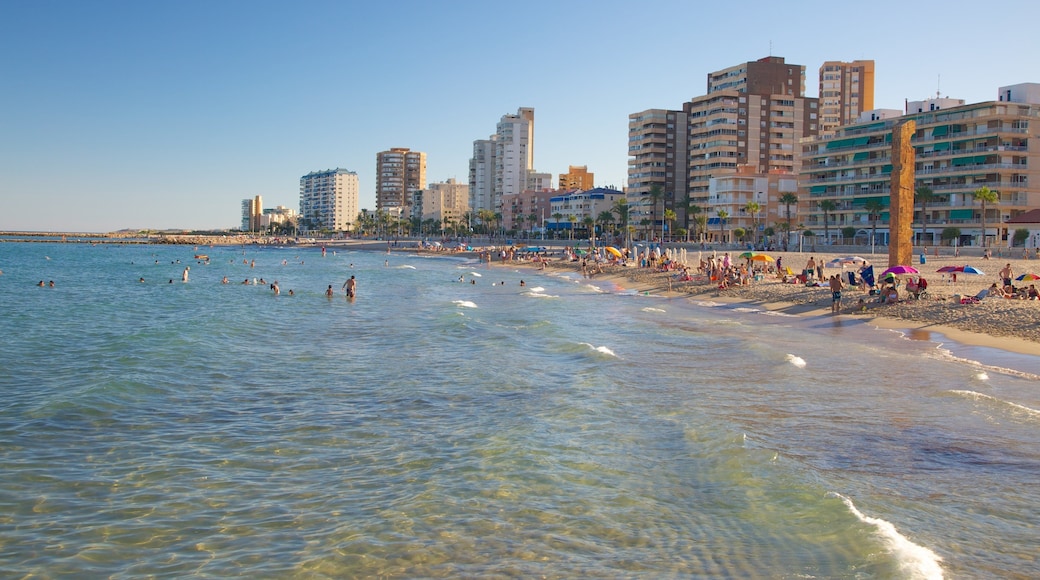 Plage de Campello qui includes plage, ville cĂŽtiĂšre et hĂŽtel ou complexe de luxe