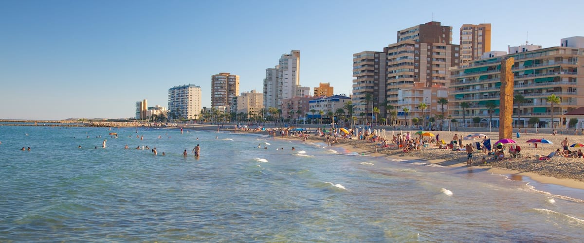 Plage de Campello qui includes plage, ville cĂŽtiĂšre et hĂŽtel ou complexe de luxe