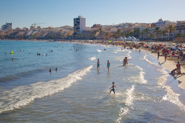 Plage de Campello montrant baignade, plage de sable et ville cĂŽtiĂšre