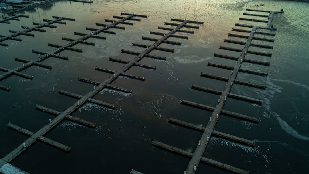 Un réseau de quais en bois s’étendant dans une étendue d’eau.