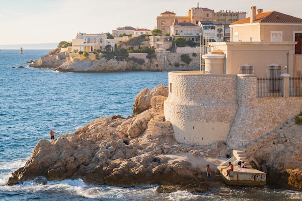 La Corniche featuring heritage elements, rugged coastline and general coastal views