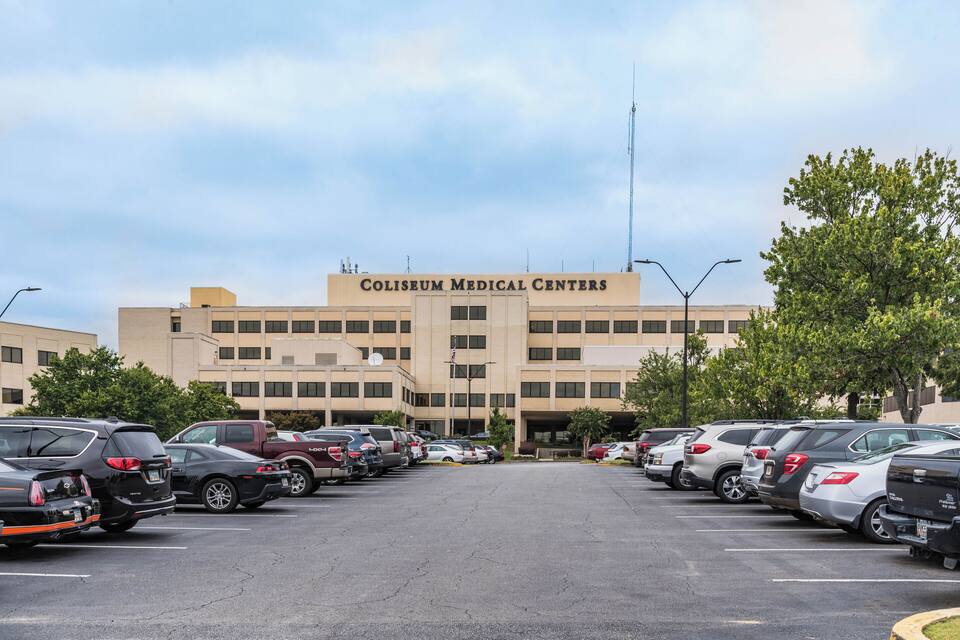 Een parkeerplaats voor het Coliseum Medical Centers.