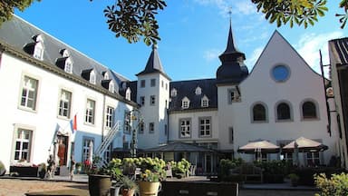 Hampshire Hotel - Kasteel Doenrade â
â
â
â
Nice and quiet Castle in the middle of a beautiful Natural environment with hills who are loved by cyclists or hikers. Build 1117 The oldest Castle of South Limburg